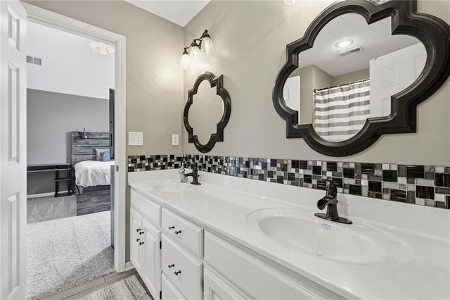 2808 SW Arthur Drive, Lee's Summit, MO 64082