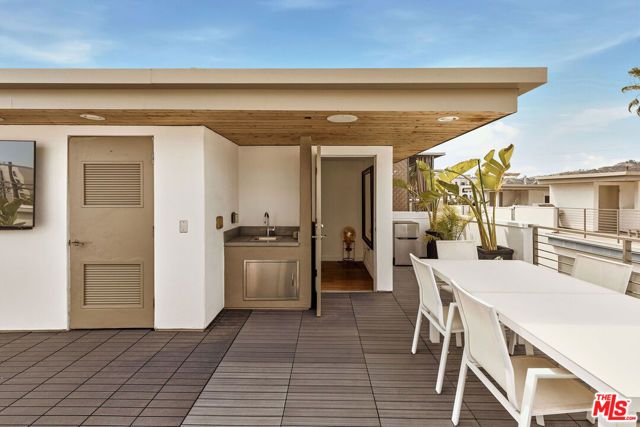 6728 W Hepburn Way, Los Angeles, CA 90038