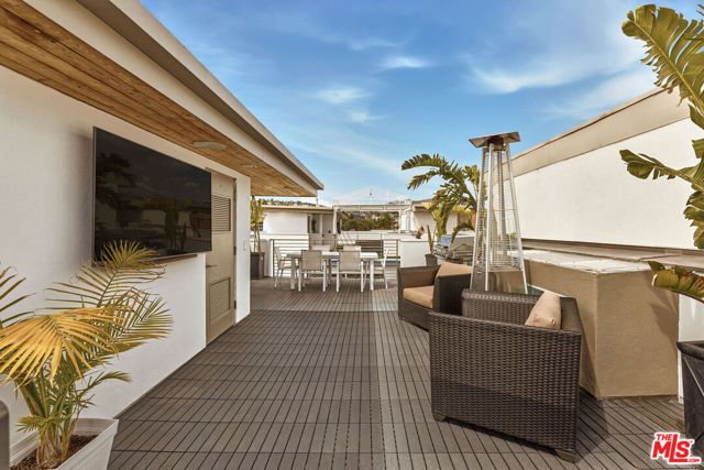 6728 W Hepburn Way, Los Angeles, CA 90038
