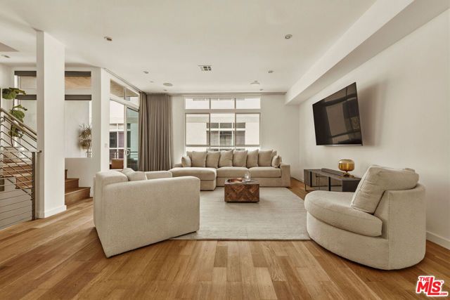 6728 W Hepburn Way, Los Angeles, CA 90038