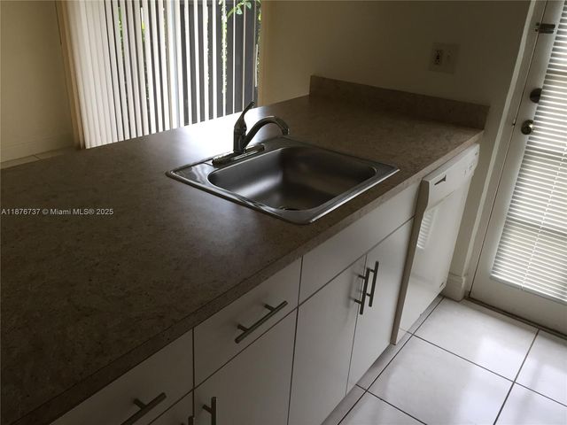 10808 N Kendall Dr Q-4, Miami, FL 33176