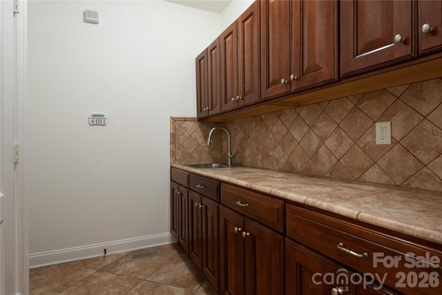 939 Linda Lane, Charlotte, NC 28211