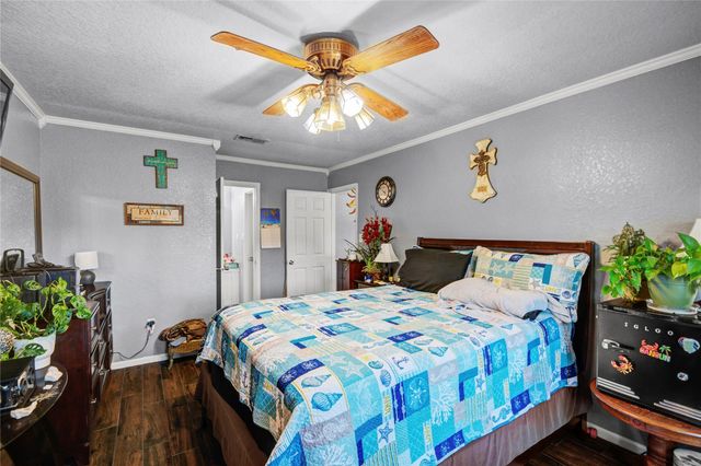 700 N Plantation Drive, Angleton, TX 77515