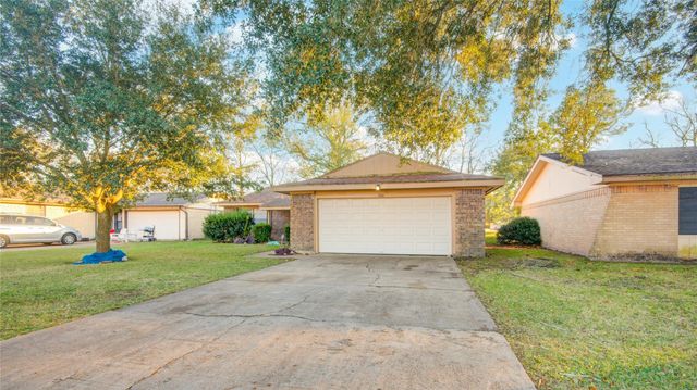 700 N Plantation Drive, Angleton, TX 77515
