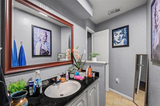 700 N Plantation Drive, Angleton, TX 77515