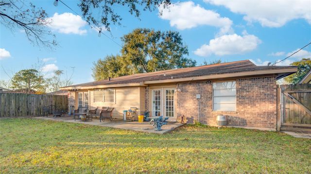 700 N Plantation Drive, Angleton, TX 77515