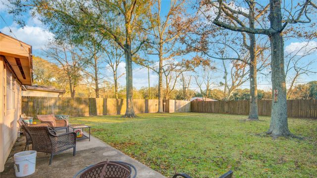 700 N Plantation Drive, Angleton, TX 77515