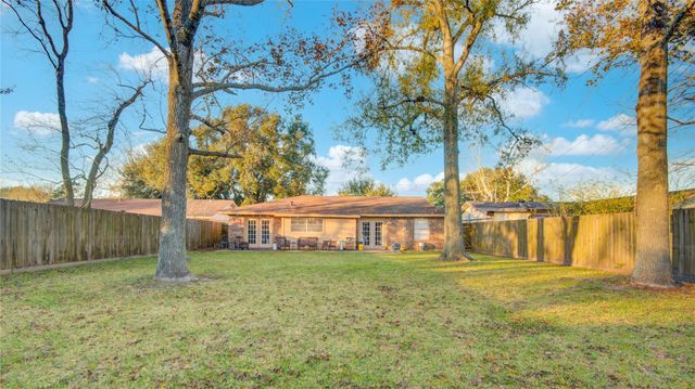 700 N Plantation Drive, Angleton, TX 77515