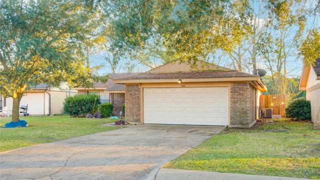 700 N Plantation Drive, Angleton, TX 77515