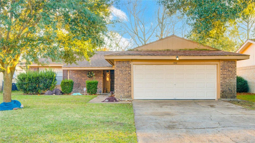700 N Plantation Drive, Angleton, TX 77515