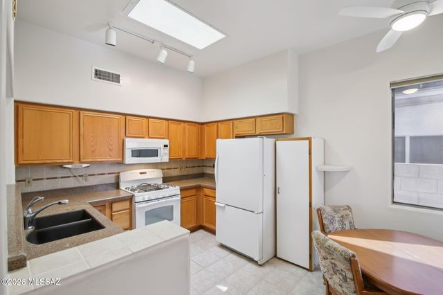 7387 E Placita Luz De La Luna, Tucson, AZ 85715