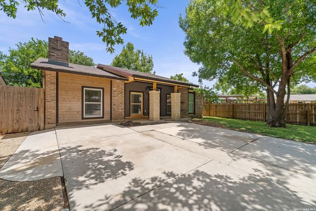 6750 PARADISE OAK DR, San Antonio, TX 78227
