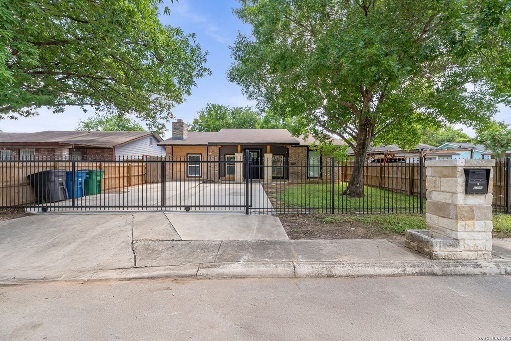 6750 PARADISE OAK DR, San Antonio, TX 78227