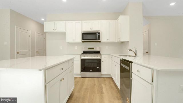 15 BOBSTAY RD, Barnegat, NJ 08005