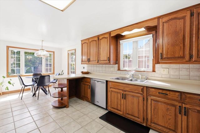 1019 REDWOOD DRIVE, Green Bay, WI 54304
