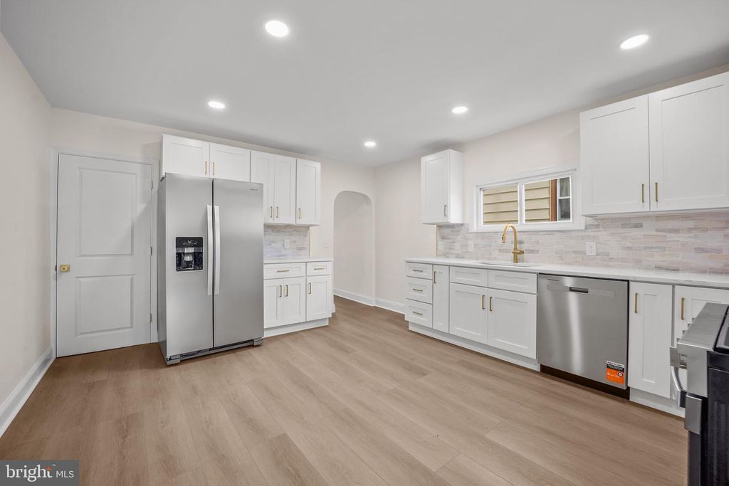 19 W 9TH ST, MARCUS HOOK, PA 19061 — exterior