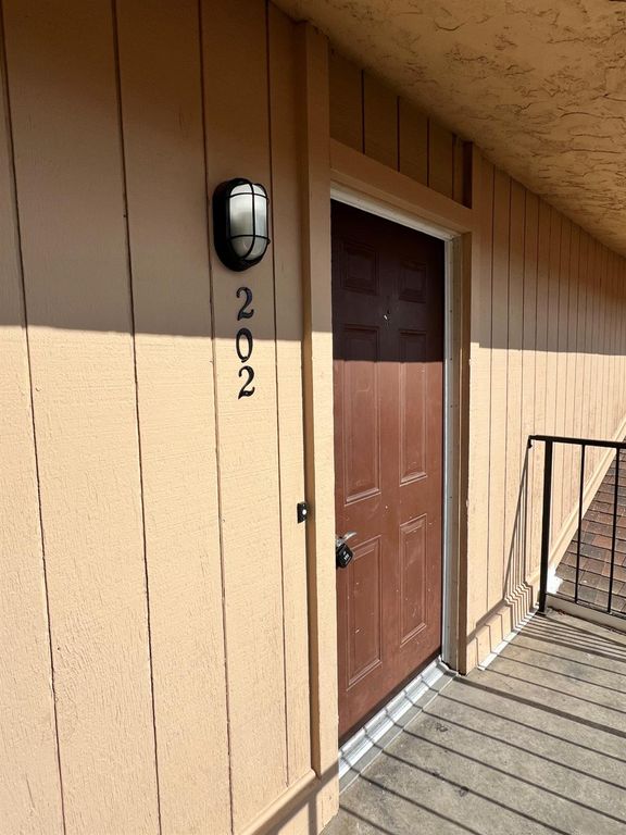 Image 1 of property listing at 4313 N Emerson Avenue # 202, Fresno, CA 93705