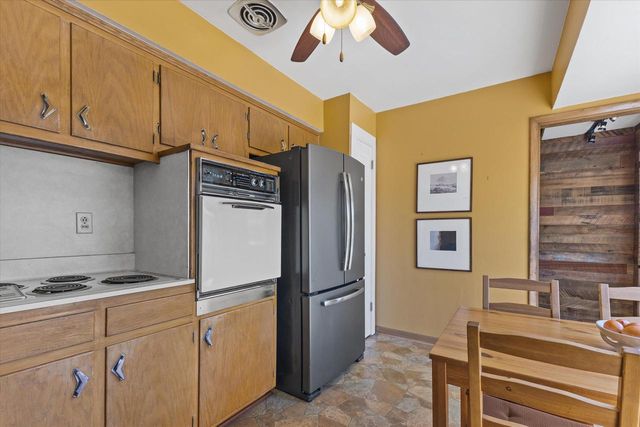 2517 Armour AVENUE, Saint Francis, WI 53235