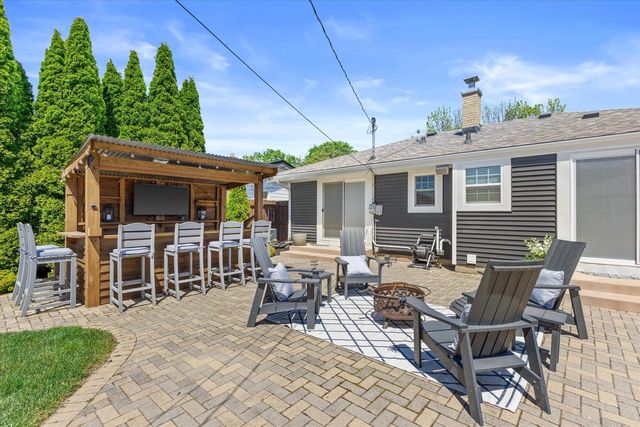 2517 Armour AVENUE, Saint Francis, WI 53235