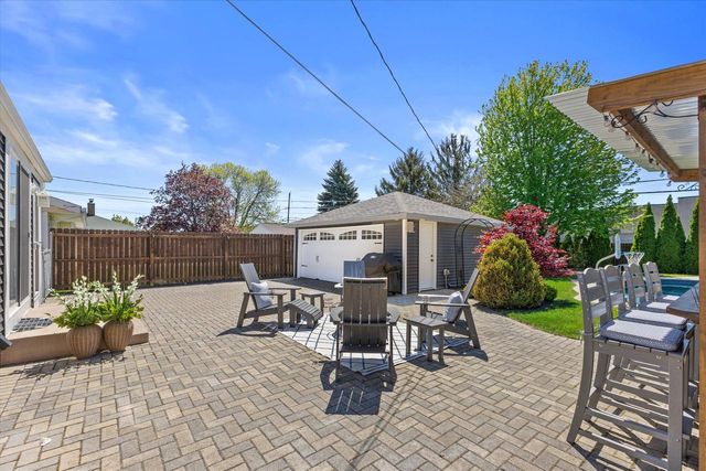 2517 Armour AVENUE, Saint Francis, WI 53235