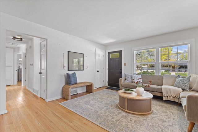 2517 Armour AVENUE, Saint Francis, WI 53235
