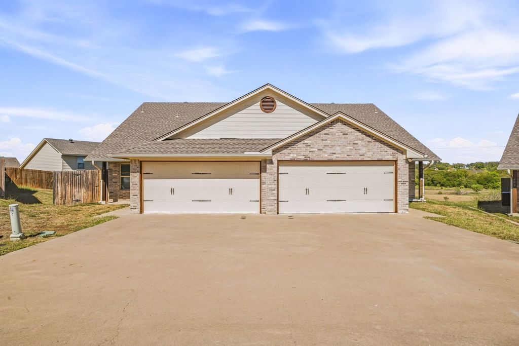 907 Dart Court, Granbury, TX 76049 — exterior