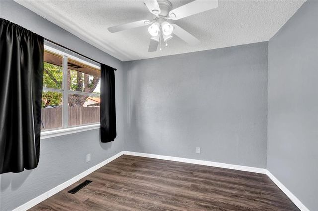 1017 Linn Lane, Yukon, OK 73099