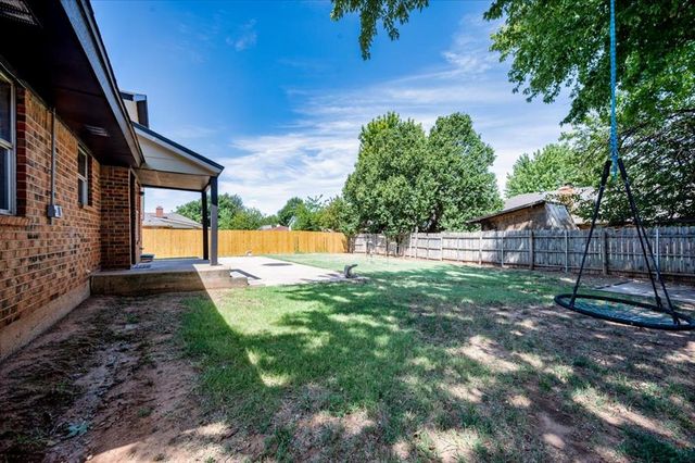 1017 Linn Lane, Yukon, OK 73099