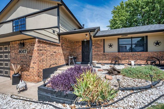 1017 Linn Lane, Yukon, OK 73099