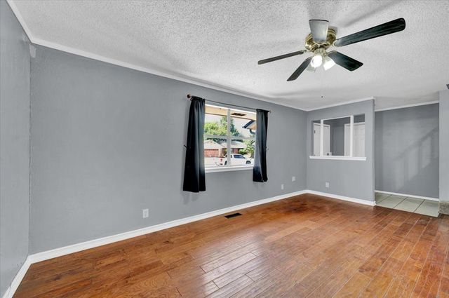 1017 Linn Lane, Yukon, OK 73099