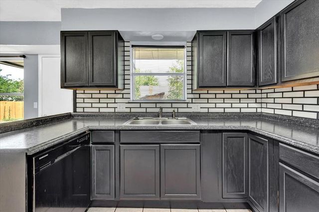 1017 Linn Lane, Yukon, OK 73099