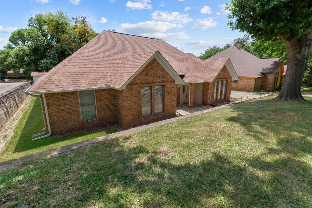 202 Ironbridge Place, Euless, TX 76040