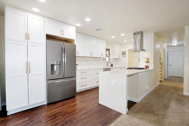 8805 Halverson Dr, Elk Grove, CA 95624