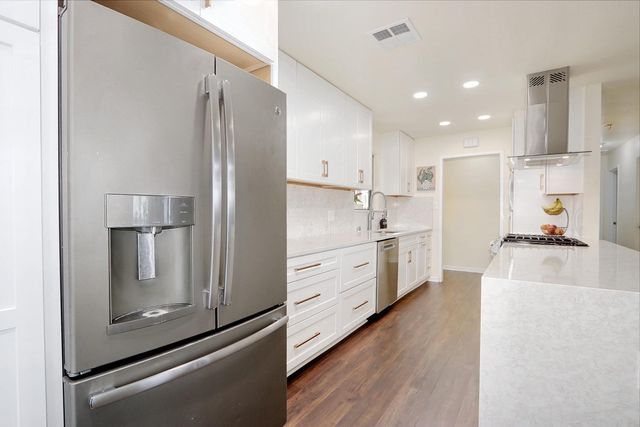 8805 Halverson Dr, Elk Grove, CA 95624