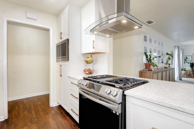 8805 Halverson Dr, Elk Grove, CA 95624