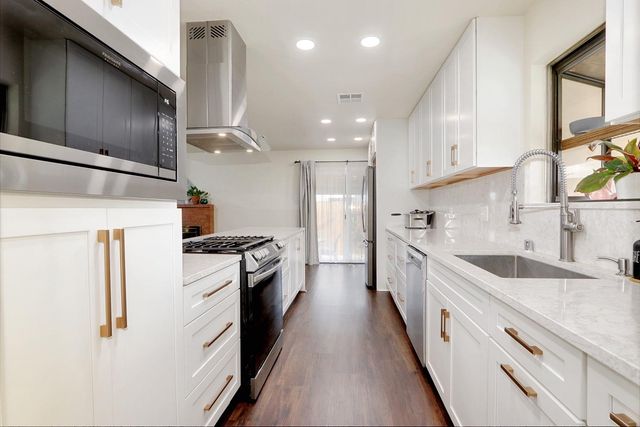 8805 Halverson Dr, Elk Grove, CA 95624