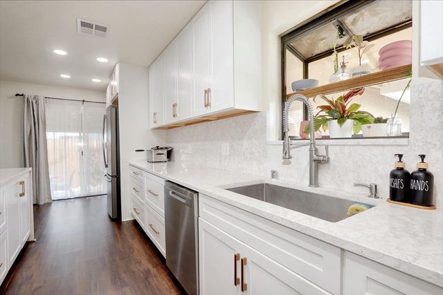 8805 Halverson Dr, Elk Grove, CA 95624