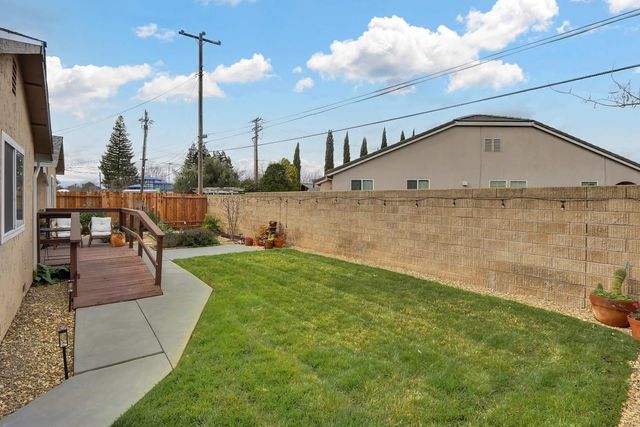 8805 Halverson Dr, Elk Grove, CA 95624