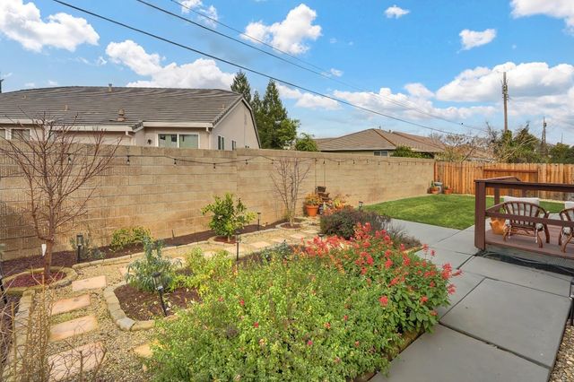 8805 Halverson Dr, Elk Grove, CA 95624