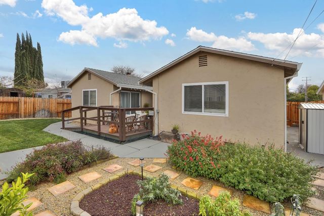8805 Halverson Dr, Elk Grove, CA 95624