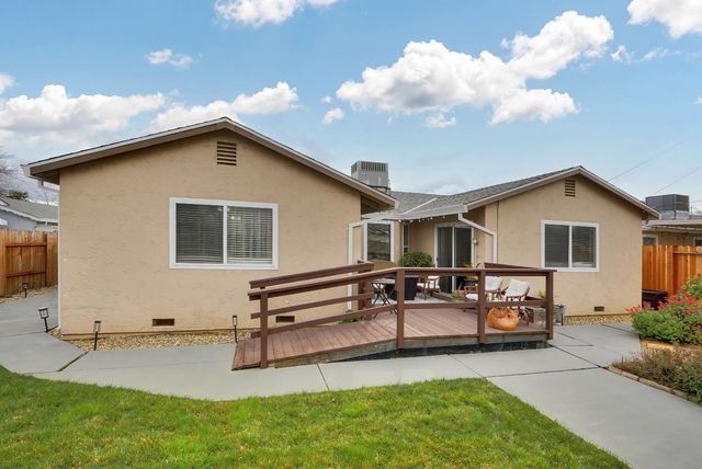 8805 Halverson Dr, Elk Grove, CA 95624