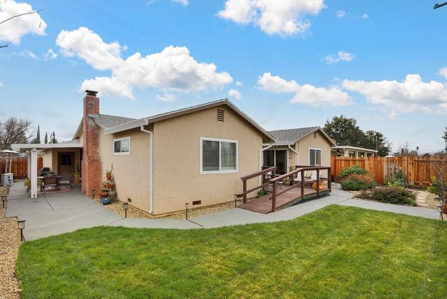 8805 Halverson Dr, Elk Grove, CA 95624