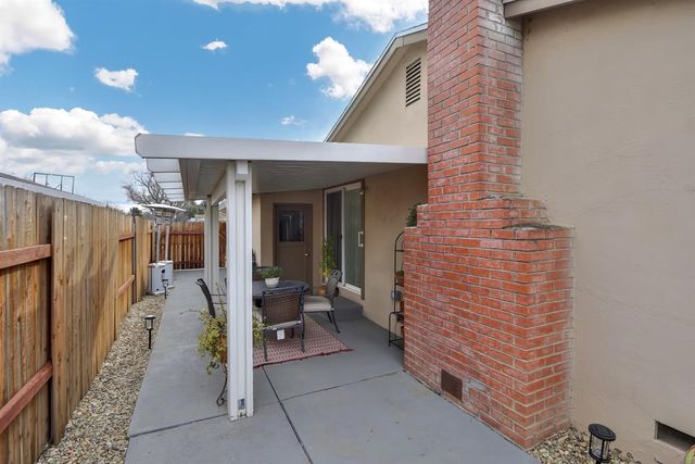 8805 Halverson Dr, Elk Grove, CA 95624