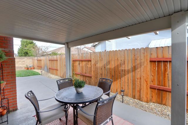 8805 Halverson Dr, Elk Grove, CA 95624