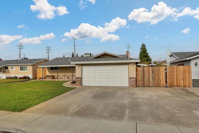 8805 Halverson Dr, Elk Grove, CA 95624