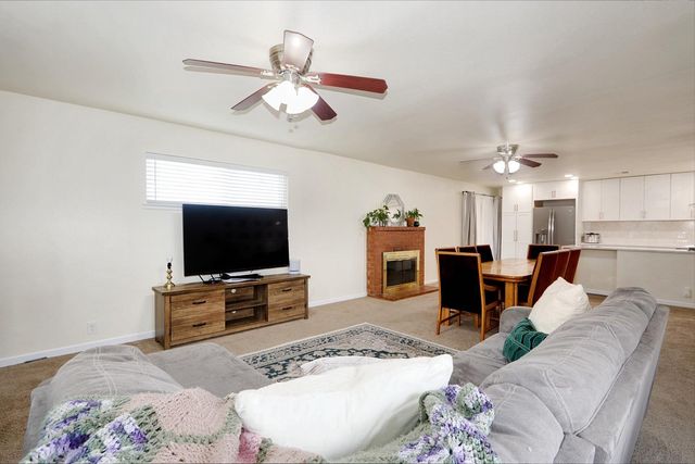 8805 Halverson Dr, Elk Grove, CA 95624