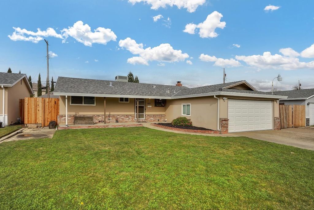 8805 Halverson Dr, Elk Grove, CA 95624