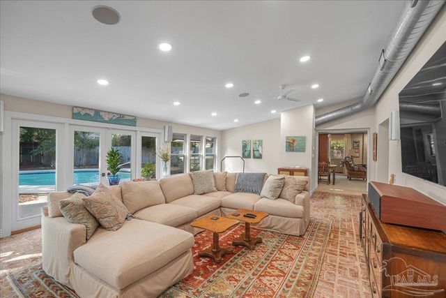 3925 Montalvo Dr, Pensacola, FL 32504