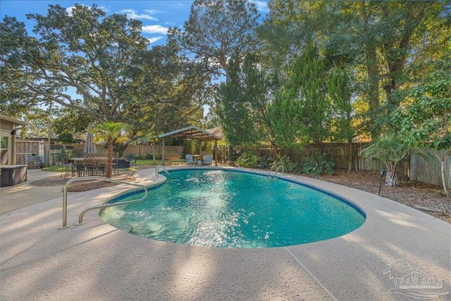 3925 Montalvo Dr, Pensacola, FL 32504