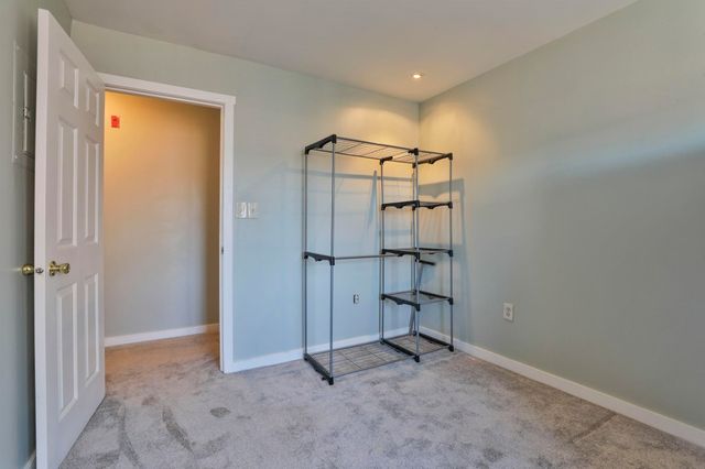 471 Silver St Apt 403, Manchester, NH 03103